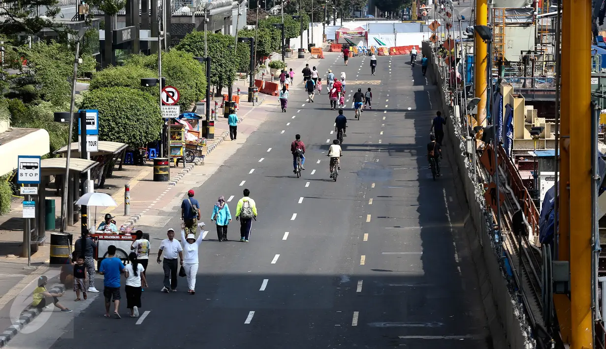 Suasana Car Free Day (CFD) pada awal tahun 2017 di kawasan Bundaran HI, Jakarta, Minggu (1/1). Tidak seperti biasanya, Hari bebas kendaraan bermotor yang digelar pertama kali di tahun 2017 ini terpantau lengang. (Liputan6.com/Faizal Fanani)