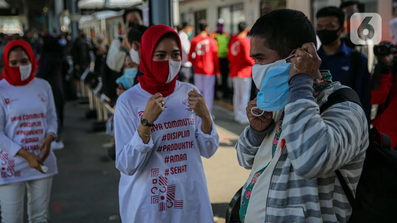 Peringati HUT RI, KCI Bagi-Bagi Masker