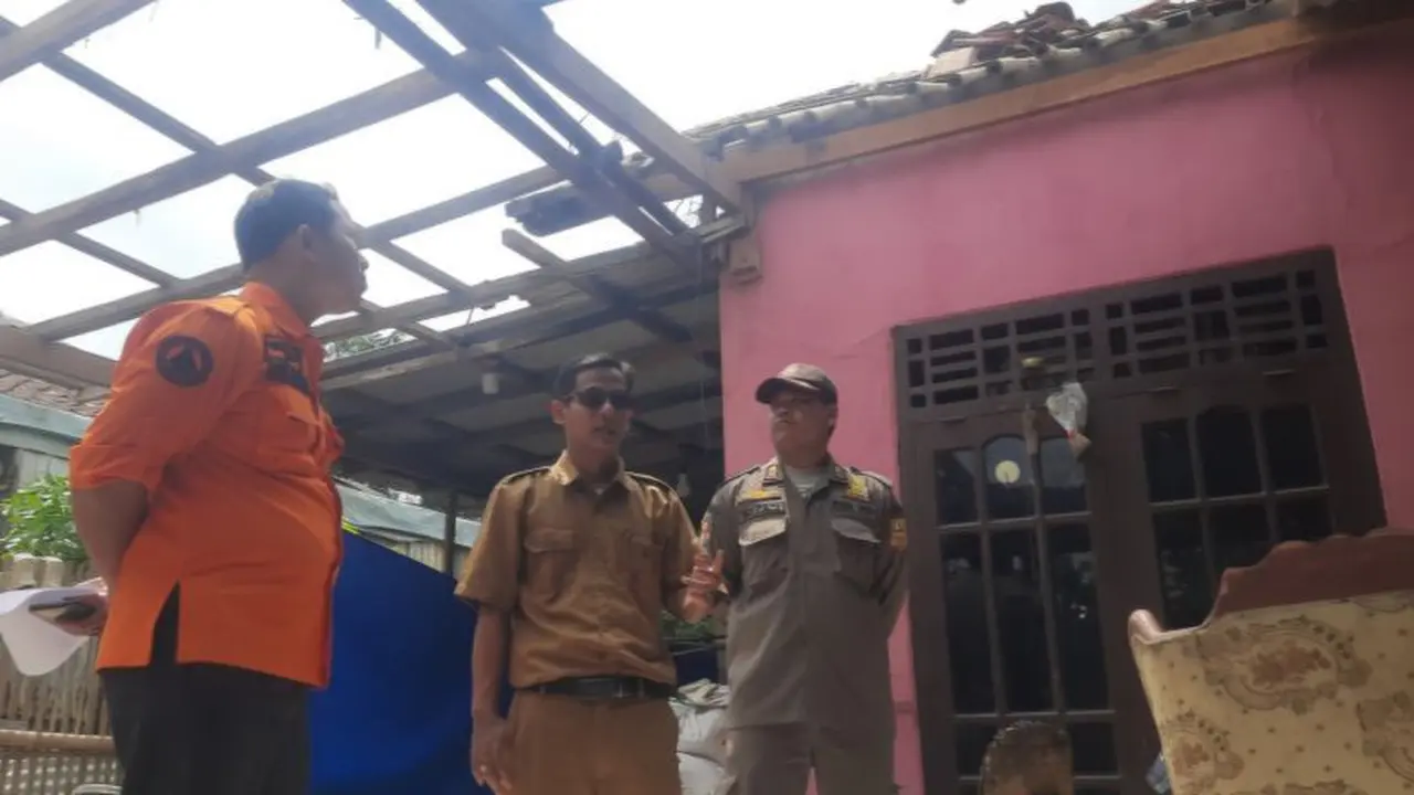 Angin puting beliung akibat cuaca ekstrem menerjang dua desa di Kabupaten Bekasi, Jawa Barat, menyebabkan kerusakan pada 27 rumah warga di Kecamatan Cikarang Pusat dan Cikarang Selatan (Antara)