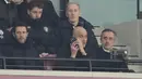 Pelatih Manchester City, Pep Guardiola, memberikan arahan melalui telpon dari tribun penonton saat anak asuhnya bermain imbang 1-1 melawan West Ham United pada pekan ke-30 Premier League 2025/2026 di London Stadium pada Minggu (15/3/2026). (AP Photo/Dave Shopland)