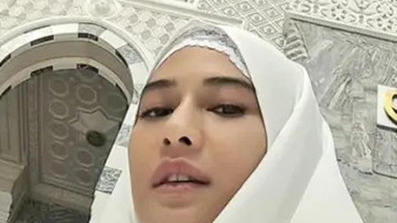 Dian Sastrowardoyo Unggah Foto Umrah Pakai Hijab Putih, Disebut Bidadari Surga