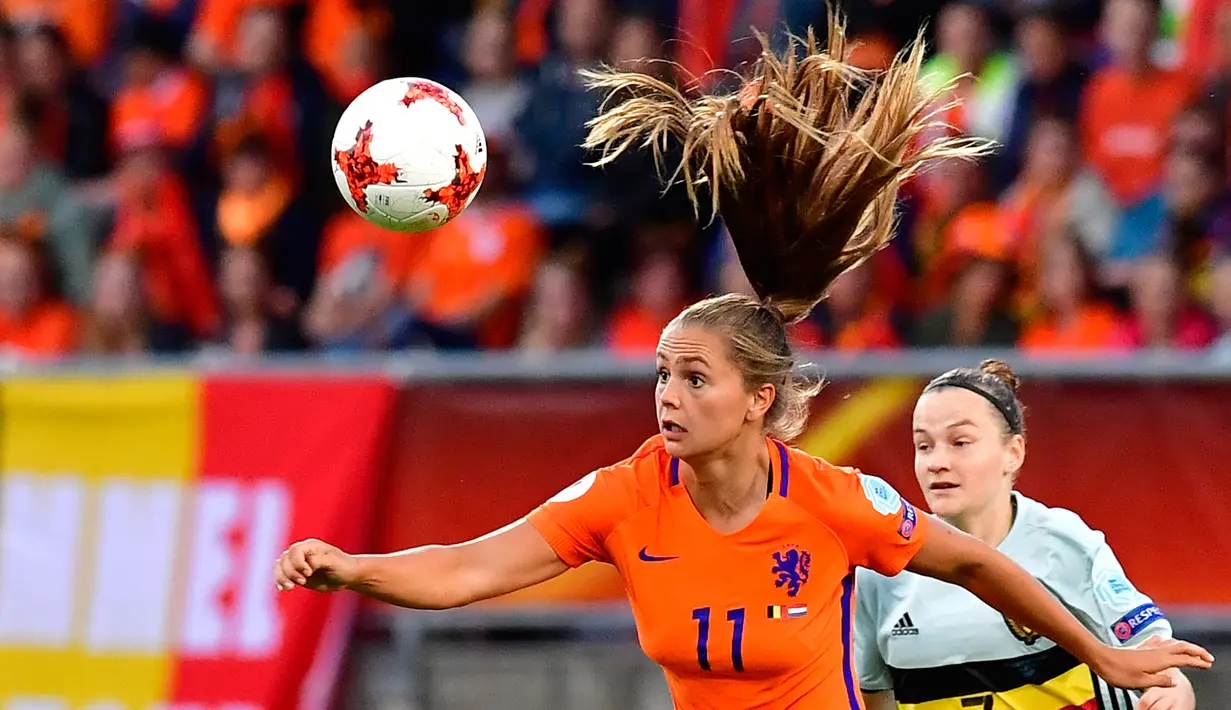 Lieke Martens (kiri) berusaha membawa bola dari kejaran pemain Belgia Elke Van Gorp saat pertandingan UEFA Women's Euro 2017 di Stadion Koning Wilhelm II di Tilburg (24/7). (AFP Photo/Tobias Schwarz)