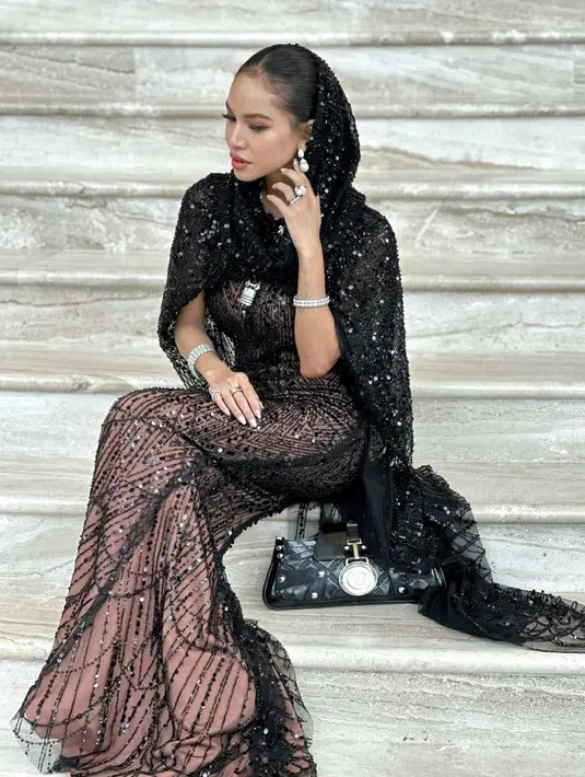 Seluruh keluarga besar kedua mempelai hadir, tidak terkecuali Karraminah Clarisse, keponakan Sultan Brunei atau sepupu Pangeran Mateen. [@_karraminah_]