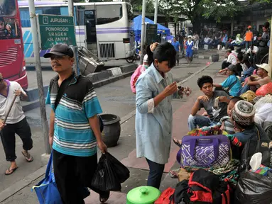 H-5 Lebaran, sejumlah pemudik memadati terminal Pulogadung, Jakarta, Rabu (23/7/14). (Liputan6.com/Panji Diksana)