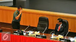 Panglima TNI, Gatot Nurmantyo memberikan hormat kepada Presiden Jokowi saat Rapim TNI 2017 di Mabes TNI Cilangkap, Jakarta, Senin (16/1). (Liputan6.com/Angga Yuniar)