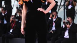 Aktris Australia Cate Blanchett saat tiba untuk pemutaran film 'Tar' pada ajang Venice Film Festival 2022 di Venesia, Italia, 1 September 2022. Aktris berusia 53 tahun itu melintasi karpet merah dengan korset beludru hitam berisi rangkaian bunga yang dilukis dengan tangan. (Marco BERTORELLO/AFP)
