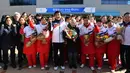 Tim hoki es Korea Utara berfoto bersama tim Korea Selatan di pusat pelatihan nasional Jincheon, Korsel (25/1). Tim hoki es dari Korut ini akan mengkuti olimpede musim dingin bersama tim Korea Selatan sebagai tim gabungan. (AFP Photo/Pool/ Kyung-Seok)