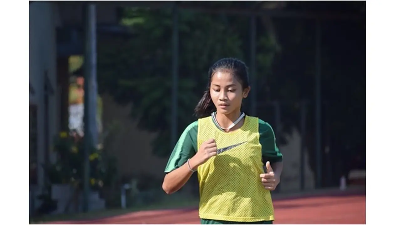 Begini potret Shafira Ika Putri saat latihan sepak bola, semangatnya luar biasa.