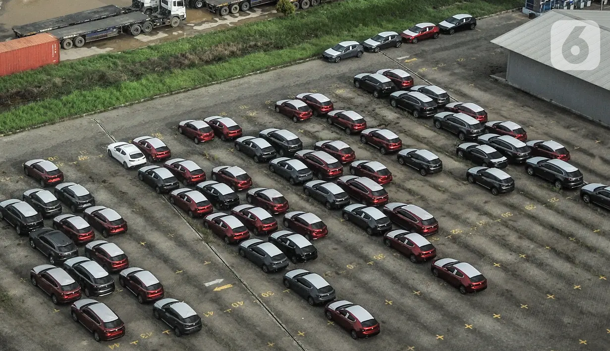 Deretan mobil baru terparkir di kawasan Marunda, Cilincing, Jakarta, Senin (21/6/2021). Pemerintah melalui Kementerian Keuangan memerpanjang diskon 0 persen Pajak Penjualan atas Barang Mewah (PPnBM) hingga Agustus 2021. (merdeka.com/Iqbal S. Nugroho)