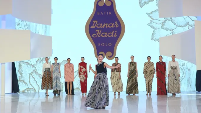 Rayakan Hari Jadi ke-57, Batik Danar Hadi Tampilkan Keindahan Kembang Parang dalam Siluet Modern