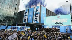 Suar dan pita dilepaskan saat para pemain Manchester City merayakan kemenangan Liga Inggris di atas panggung selama parade kemenangan di Manchester, Inggris, 23 Mei 2022. (AP Photo/Jon Super)