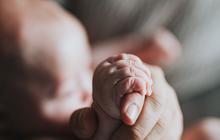 Cara Mengatasi Bayi Cegukan dengan Efektif, Kenali Penyebabnya