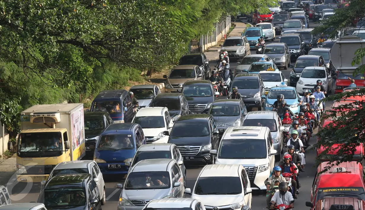 Kendaraan terjebak kemacetan di kawasan Tanjung Barat, Jakarta, (6/7). Meskipun masih suasana libur lebaran, Sejumlah ruas jalan di Jakarta tetap macet. (Liputan6.com/Immanuel Antonius)