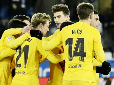 Barcelona susah payah mengalahkan tim papan bawah Liga Spanyol, Deportivo Alaves pada laga pekan ke-22 Liga Spanyol 2021/2022, Senin (24/1/2022). (AP/Alvaro Barrientos)