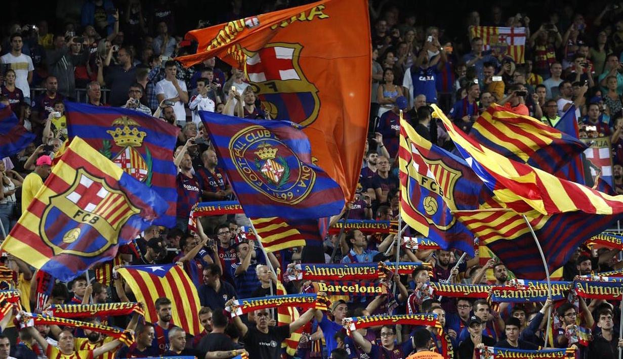 Suporter Barcelona saat melawan Valencia pada laga La Liga di Stadion Camp Nou, Sabtu (14/9). Barcelona menang 5-2 atas Valencia. (AP/Joan Monfort)