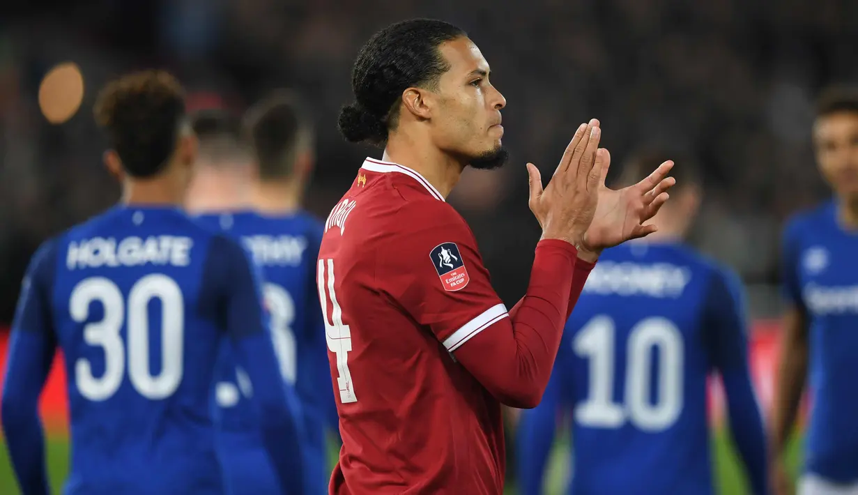 Bek Liverpool, Virgil Van Dijk bertepuk tangan usai pertandingan melawan Everton di Piala FA di Anfield, Inggris (5/1).   Pada debutnya berseragam Liverpool Virgil langsung mencetak gol penentu kemenangan Liverpool atas Everton 2-1. (AFP Photo/Paul Ellis)