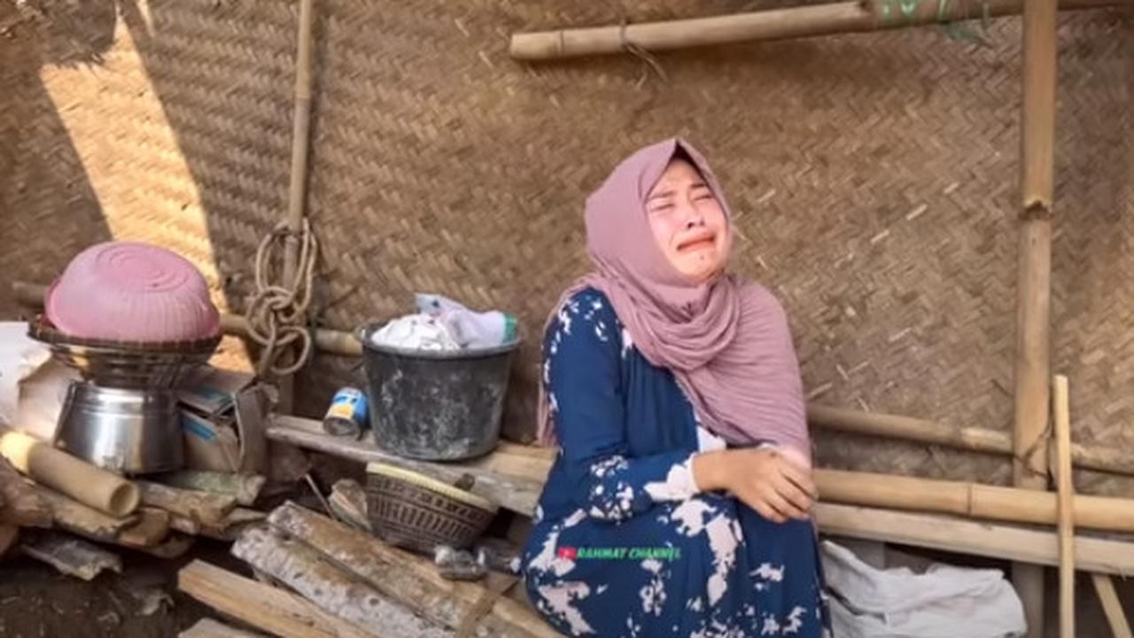 Namun demikian, Mela mengaku tak ambil pusing. Hal itu dinilainya sebagai ketetapan hidup dari Sang Pencipta saja.