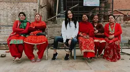 Umur boleh 48, tapi gayanya enggak kelihatan kayak ibu-ibu yang nyaris kepala lima. Sophia mengaku mendapatkan kedamaian dan kenyamana spiritual saat berada di Nepal. (Liputan6.com/IG/@sophia_latjuba88)