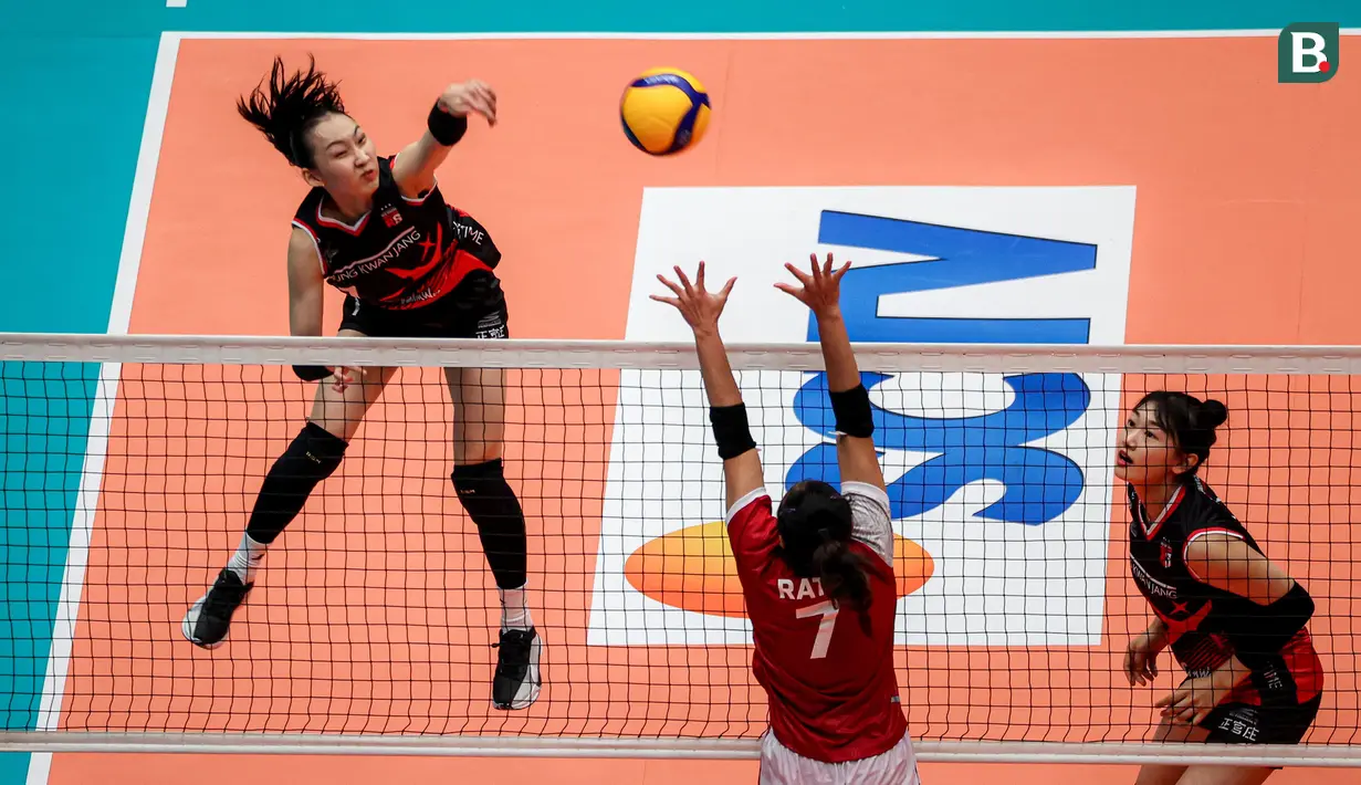 <p>Pemain Red Sparks, Lee Ye-sol (kiri) melepaskan spike yang berusaha diblok pemain tim putri Indonesia All Star, Ratri Wulandari pada laga ekshibisi bola voli fun volleyball di Indonesia Arena, Senayan, Jakarta, Sabtu (20/4/2024). Red Sparks menang 3-2 (25-17, 25-15, 19-25, 18-25 dan 15-12). (Bola.com/Bagaskara Lazuardi)</p>