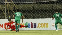 Striker PS Sleman, Irfan Bachdim (kanan) berhasil menjebol gawang Persebaya Surabaya dari titik pinalti dalam laga Grup C Piala Menpora 2021 di Stadion Si Jalak Harupat, Bandung, Rabu (7/4/2021). PS Sleman menang 1-0 atas Persebaya. (Bola.com/Ikhwan Yanuar)