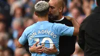 Pep Guardiola dan Sergio Aguero berpelukan setelah pertandingan Manchester City dan Tottenham Hotspur selesai. (AFP/Oli Scarff)
