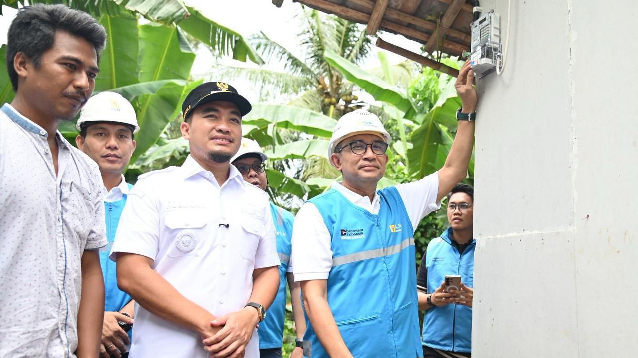 Program LUTD, Masyarakat Dulu Andalkan Listrik Tetangga Kini Punya Sambungan Sendiri