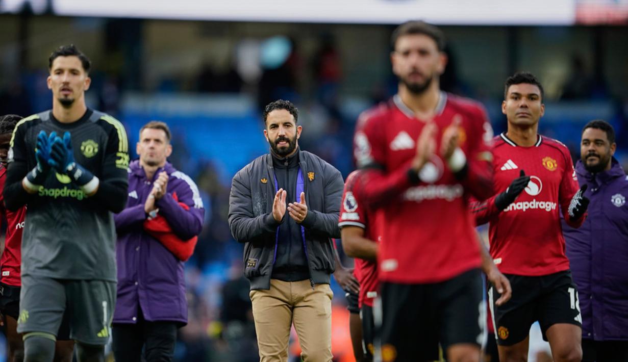 Manchester United harus menelan pil pahit dengan menelan kekalahan tiga gol tanpa balas dari City. (AP Photo/Dave Thompson)