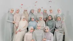 Meski rata-rata anggotanya sudah menikah, namun tak dipungkiri jika deretan anggota Butterfly ini seperti gadis. Pakai dress dengan warna soft, ini adalah potret pemotretan Geng Butterfly dengan konsep pertama. Busana yang dikenakan oleh anggota Geng Butterfly ini merupakan rancangan dari desainer Rasya Shakira, sementara wajahnya dipoles oleh beberapa MUA salah satunya Ikawati Fitria. (Liputan6.com/IG/@asrikasura)