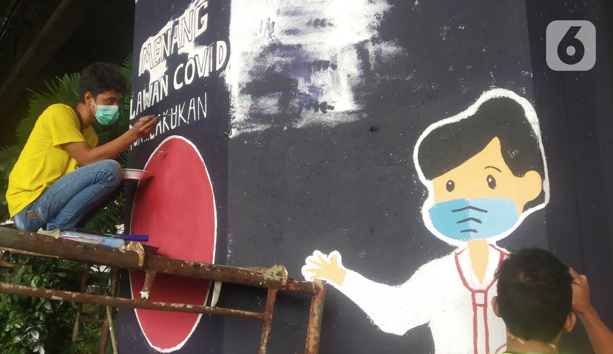 Mahasiswa melukis mural bertemakan sosialisasi pencegahan Covid-19 di kolong jalan tol dalam kota, Kebun Nanas, Jakarta, Jumat (4/12/2020). Kegiatan sekitar 90 tiang kolong tol sepanjang jalan MT Haryono ini difasilitasi Satgas Covid-19. (merdeka.com/Arie Basuki)