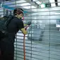 Demonstran menyemprotkan selang saat berunjuk rasa di Stasiun MTR Yuen Long, Hong Kong, Rabu (21/8/2019). Sejumlah demonstran yang menggunakan masker atau penutup wajah, bentrok dengan aparat kepolisian. (AP Photo/Kin Cheung)