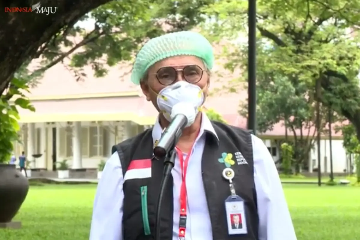 Wakil Ketua Tim Dokter Kepresidenan Profesor Dr dr Abdul Muthalib kembali dipercaya untuk menyuntikkan dosis kedua vaksin COVID-19 ke Presiden Joko Widodo (Jokowi)