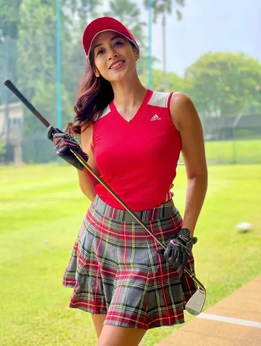Bermain Golf, Diah memadukan sleeveless top warna merah dengan plaid skirt.  (Instagram/dps_diahpermatasari).
