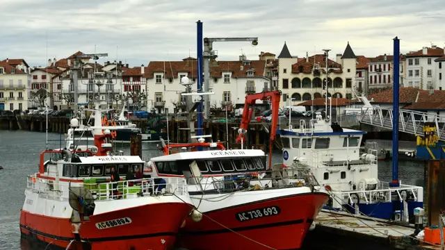 Kapal nelayan di Saint-Jean-de-Luz, Prancis, 22 Januari 2024. (Foto: Gaizka Iroz/AFP)