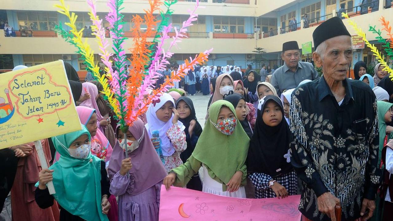 Dalam rangka menyambut Tahun Baru Islam 1 Muharram 1445 Hijriah, ratusan siswa SDI Al Hidayah Cinere menggelar pawai. Pawai dilakukan di sekitar lingkungan sekolah mereka di Cinere, Depok, Jawa Barat , pada Selasa, 18 Juli 2023.