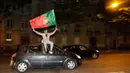 Meski berada di Prancis, tak menyurutkan antusias para pendukung Portugal melakukan perayaan juara. (Bola.com/Vitalis Yogi Trisna)