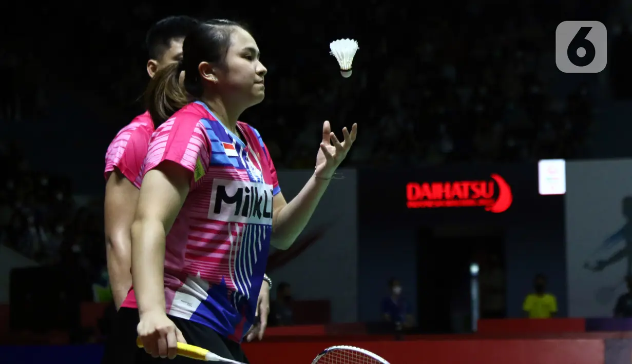 Pasangan ganda campuran Indonesia, Praveen Jordan/Melati Daeva Oktavianti bertanding melawan wakil India, Ishaan Bhatnagar/Tanisha Crasto pada babak 32 besar Indonesia Masters 2022 di Istora Senayan, Jakarta, Rabu (8/6/2022). Praveen Jordan/Melati Daeva Oktavianti lolos ke 16 besar Indonesia Masters 2022. (Liputan6.com/Helmi Fithriansyah)