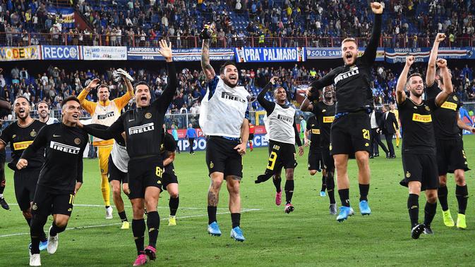 Pemain Inter Milan merayakan kemenangan timnya usai bertanding melawan Sampdoria pada lanjutan pertandingan Liga Serie A Italia di stadion Luigi Ferraris di Genoa (28/9/2019). Dengan kemenangan ini Inter masih memuncaki klasemen sementara dengan poin 18. (Luca Zennaro / ANSA Via AP)