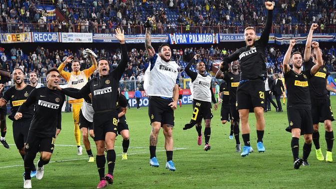 Pemain Inter Milan merayakan kemenangan timnya usai bertanding melawan Sampdoria pada lanjutan pertandingan Liga Serie A Italia di stadion Luigi Ferraris di Genoa (28/9/2019). Dengan kemenangan ini Inter masih memuncaki klasemen sementara dengan poin 18. (Luca Zennaro / ANSA Via AP)