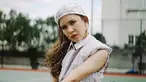 Meski jarang dipakai oleh masyarakat, namun penutup kepala scarf kerap jadi pelengkap dikenakan peraga busana Internasional. Begitu pula Michele Joan yang terlihat cantik jelita saat mengenakan penutup kepala yang fungsinya mirip hijab itu. (Liputan6.com/IG/@michellejoan_).