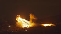Foto yang diambil dari Israel utara, di sepanjang perbatasan dengan Lebanon selatan, pada 30 September 2024 ini menunjukkan kebakaran setelah pengeboman Israel di sebuah wilayah di Lebanon selatan. (Jalaa MAREY/AFP)