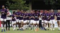 Pemain PSM Makassar, Ferdinand Sinaga, bersama rekan-rekannya melakukan pemanasan saat latihan di Stadion PTIK, Jakarta, Minggu (2/12). Latihan ini persiapan jelang laga Liga 1 melawan Bhayangkara FC. (Bola.com/Yoppy Renato)