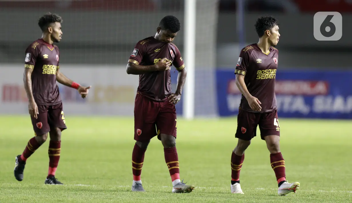 Pemain PSM Makassar tampak lesu usai ditaklukkan PSS Sleman pada laga perebutan juara tiga Piala Menpora 2021 di Stadion Maguwoharjo, Sleman, Sabtu (24/4/2021). PSS Sleman mengalahkan PSM Makassar dengan skor 2-1. (Bola.com/M Iqbal Ichsan)