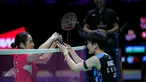 Pebulu tangkis tunggal putri Korea Selatan, An Se Yong (kiri) bertukar bandana atau headband dengan wakil China, Wang Zhi Yi pada babak semifinal Indonesia Open 2024 di Istora Senayan, Jakarta, Sabtu (08/06/2024). (Bola.com/Bagaskara Lazuardi)