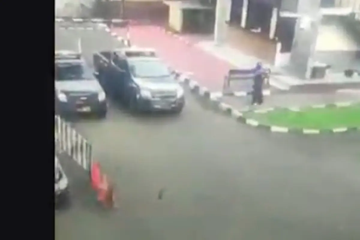 Sosok yang menodongkan senjata ke arah petugas polisi di Mabes Polri. (Istimewa)