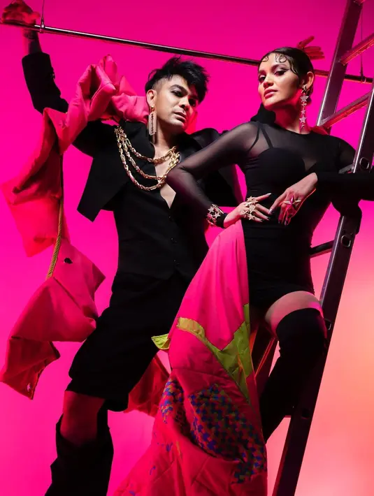 Momen ini diabadikan oleh fotografer terkenal Axioo dengan fashion director Caren Delano. (Foto: Instagram/ hvkhildavitriakhan)
