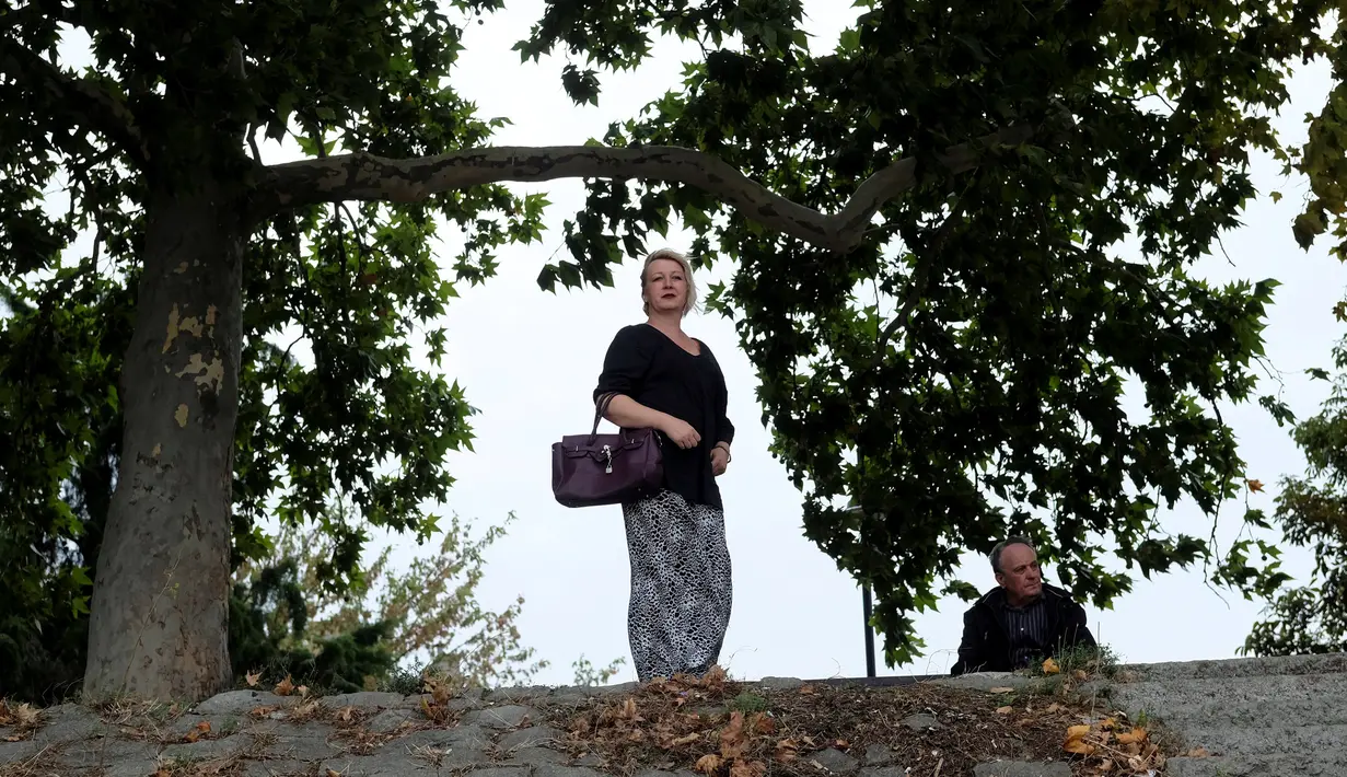 Helena Vukovic melihat pemandangan saat berada di Belgrade, Serbia, (7/9). Helena Vukovic, yang merupakan mantan tentara Serbia telah dipecat pada Januari 2015 karena dinilai merusak citra militer Serbia. (REUTERS/Marko Djurica)