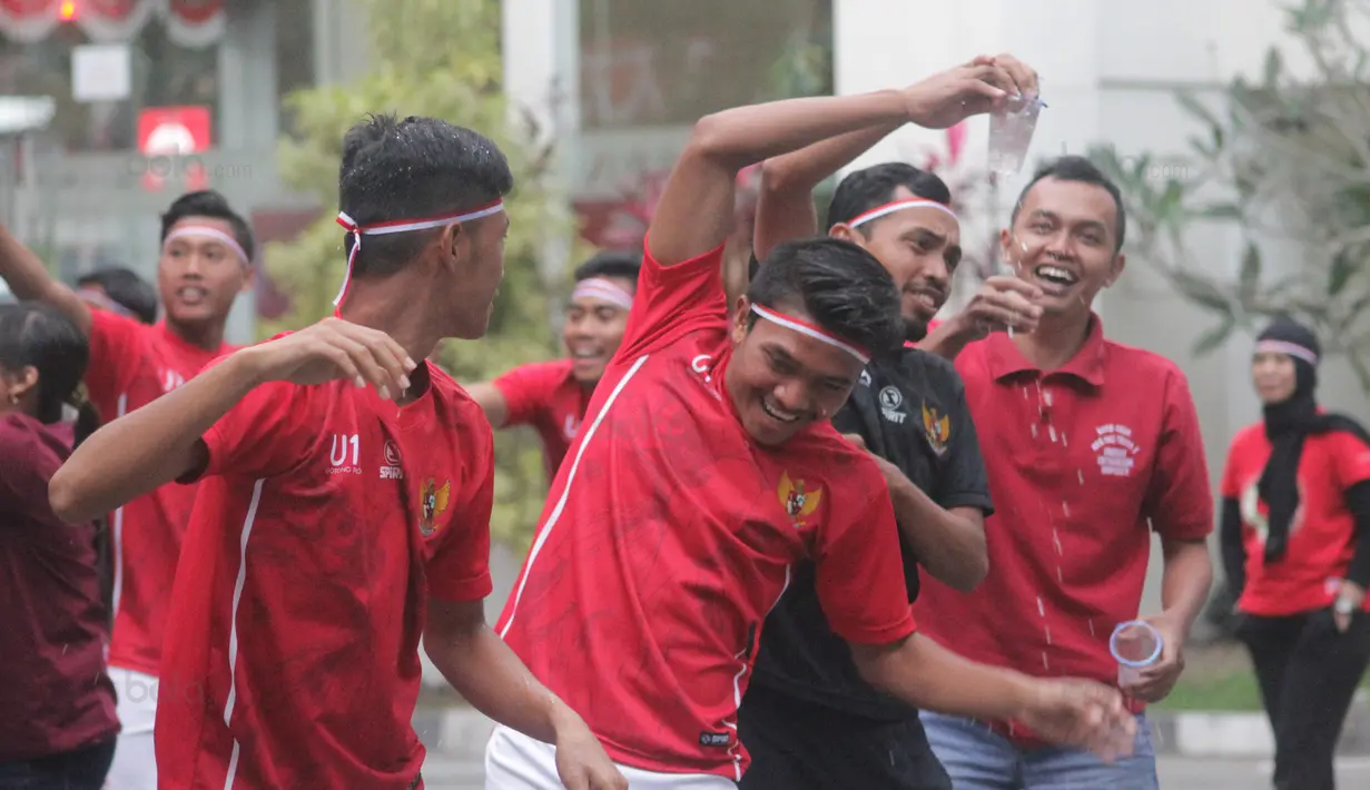 Para pemain Timnas U-19 Indonesia mengikuti lomba memindahkan air menyambut HUT RI ke-72 di Yogyakarta, (17/8/2017). Yogyakarta menjadi pilihan Timnas U-19 untuk melakukan TC. (Bola.com/Ronald Seger)
