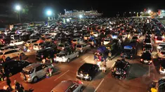 Ribuan kendaraan roda empat padati Pelabuhan Merak dini hari tadi jelang H-3 lebaran, Banten, Kamis, (25/7/14), (Liputan6.com/ Johan Tallo)