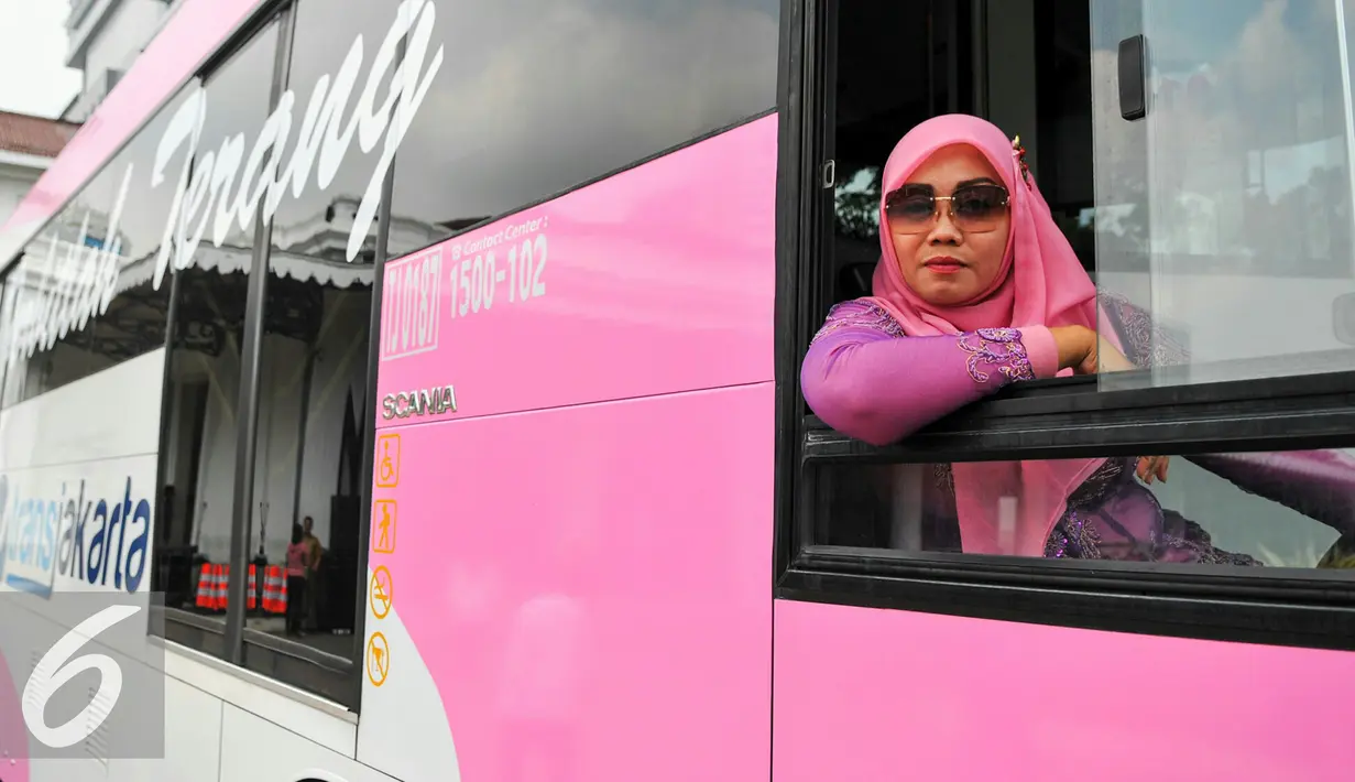 Sopir Bus Transjakarta khusus perempuan berpose saat peluncuran, Jakarta, Kamis (21/4). Bus yang dikhususkan untuk penumpang perempuan ini diluncurkan tepat dengan Hari Kartini. (Liputan6.com/Yoppy Renato)