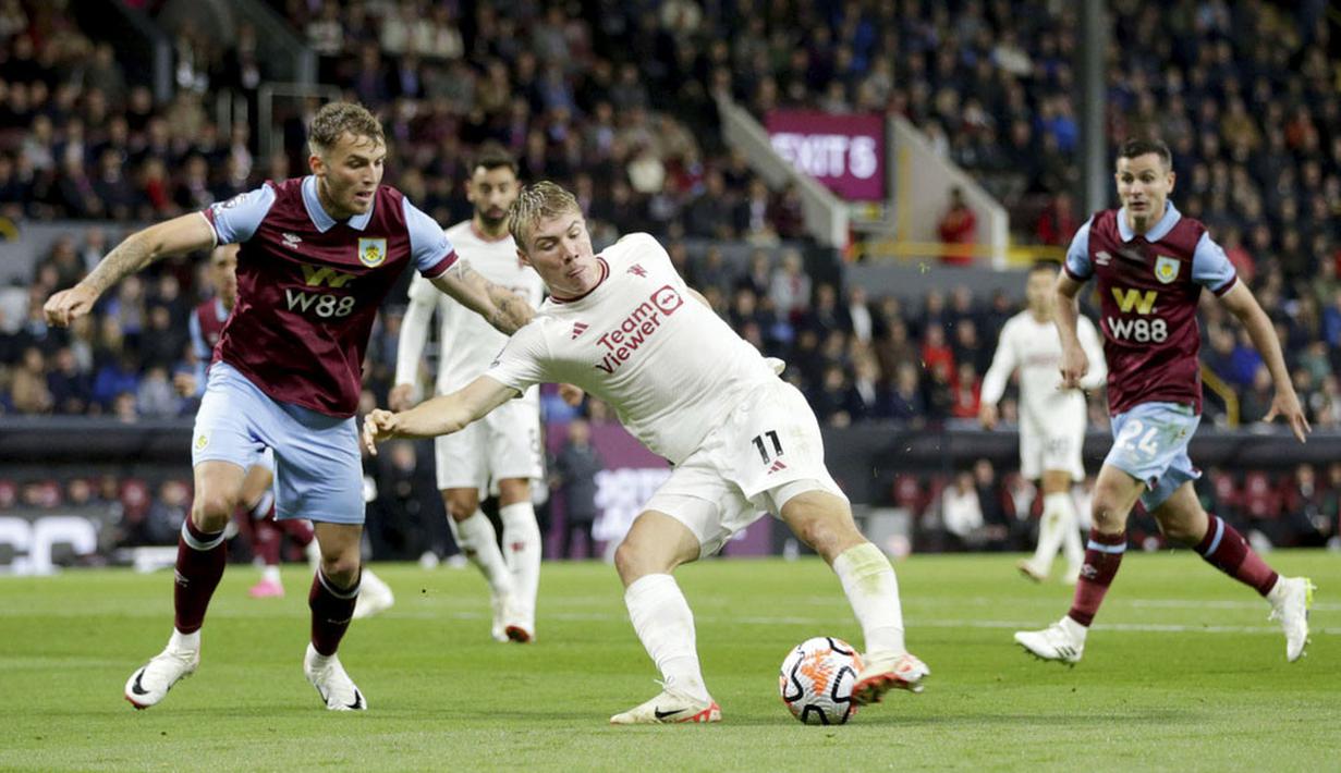 Pemain Manchester United, Rasmus Hojlund, melepaskan tendangan saat melawan Burnley pada laga Liga Inggris di Stadion Turf Moor, Minggu (24/9/2023). MU menang dengan skor tipis 1-0. (Ian Hodgson/PA via AP)